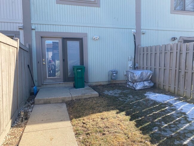 Building Photo - 623 Robin Ct