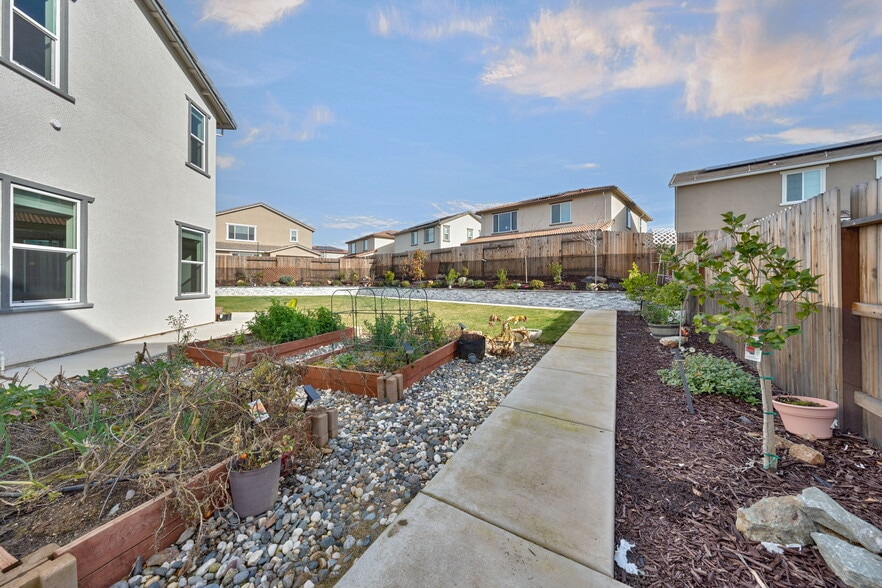 Building Photo - 4522 Drowsy Water Way