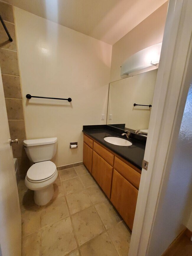 Building Photo - Tasteful Single Story Condo 1bd/1ba - Grea...