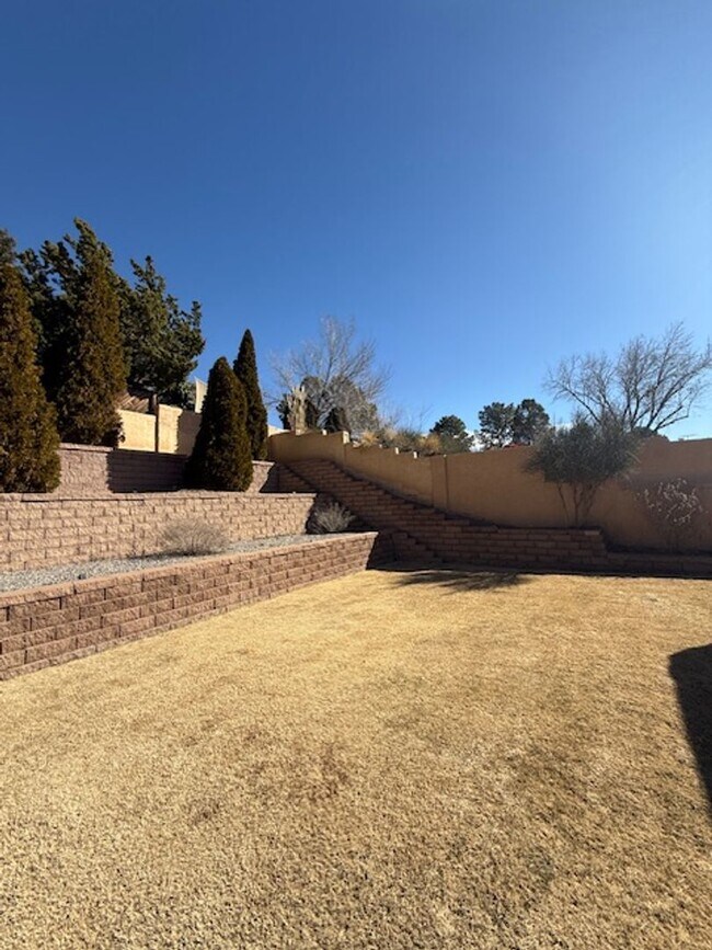 Building Photo - Beautiful NE Heights Neighborhood Executive style home with a Large back yard that has a full siz...