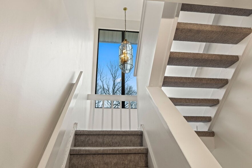 Building Photo - 431 Lynetree Dr