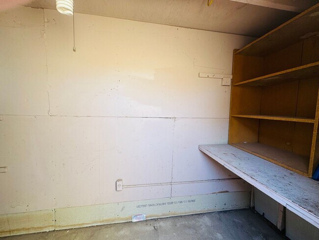 Building Photo - Beautiful Townhome in Great Eastside Location