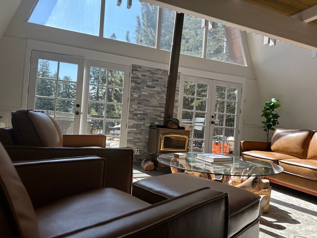 Building Photo - Modern 4-Bedroom Home Near Canyon Lodge – ...