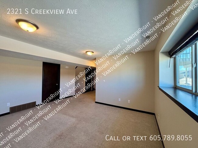 Building Photo - 2321 S CreekView Ave