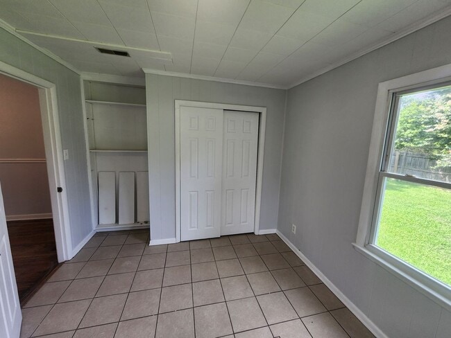Building Photo - Beautiful 3 bedroom 1 bath with attached g...