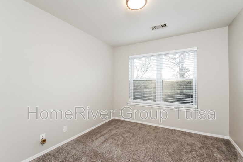 Building Photo - 820 N Willow Ave