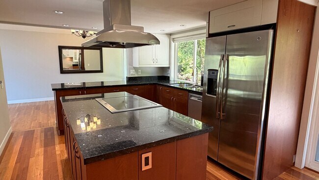 Building Photo - Spacious 4BR Bellevue Home with A/C, Office & Private Yard Near Microsoft