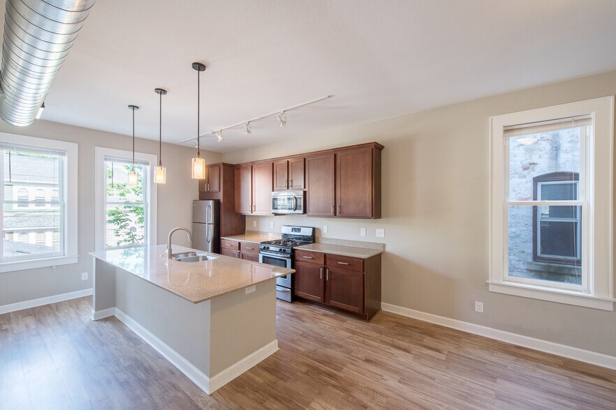 Building Photo - 2507 S Howell Ave