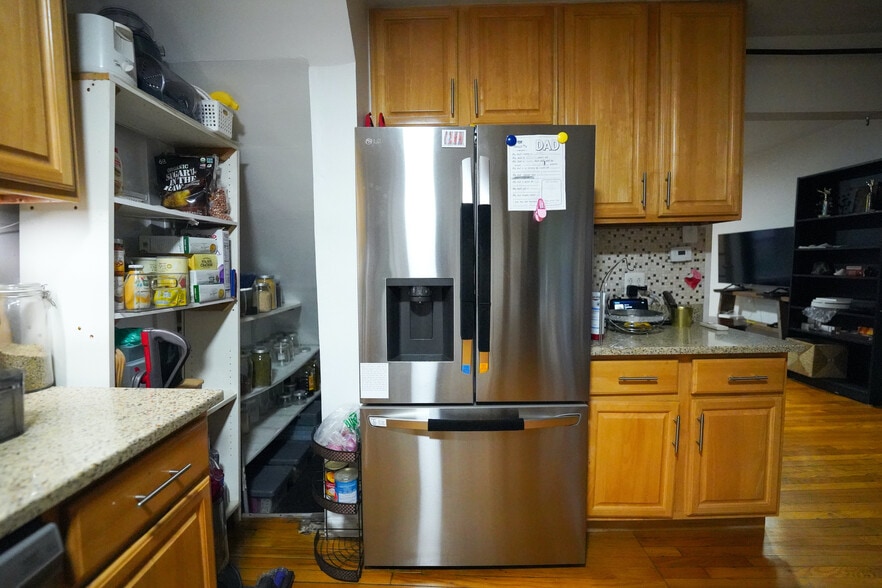Kitchen - 6776 Dartmouth St