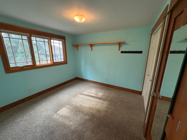 Building Photo - 631 W Crestline Dr