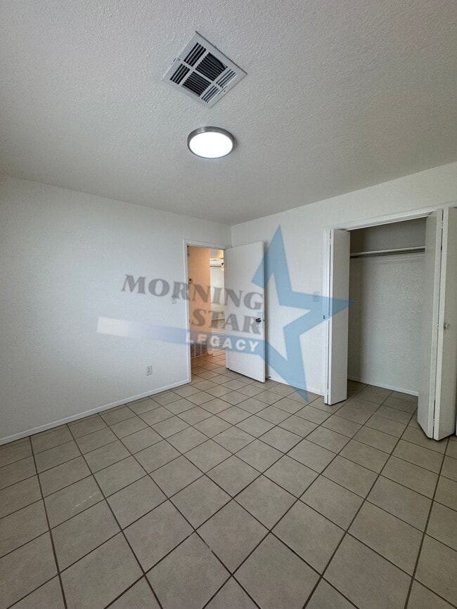 Building Photo - Cute 2-Bedroom Duplex