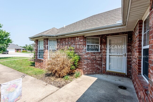 Building Photo - 245 Ravenwood Rd