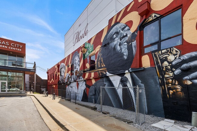 Building Photo - 708 E 18th St