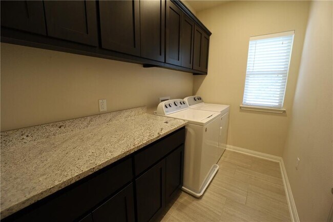 Building Photo - 13800 Lyndhurst St