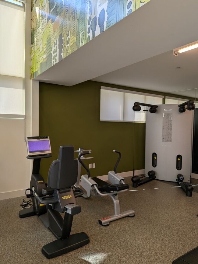 Building Photo - Studio Apartment Home on Top Floor with views of City Hall!