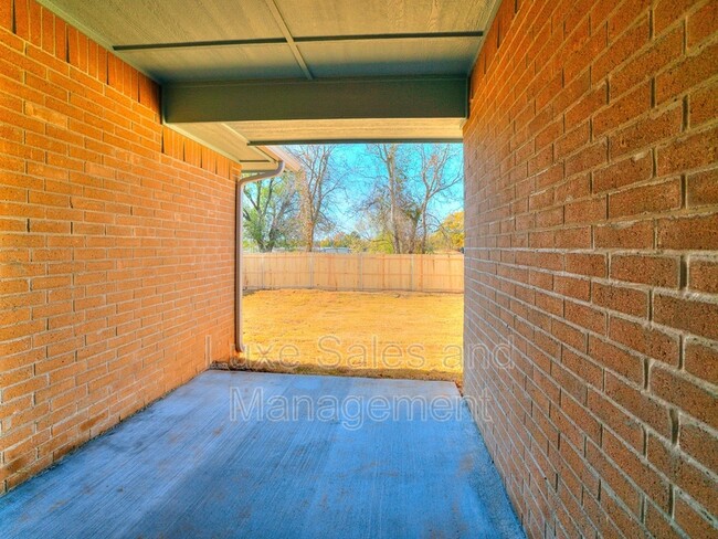 Building Photo - 135 St Charles Way