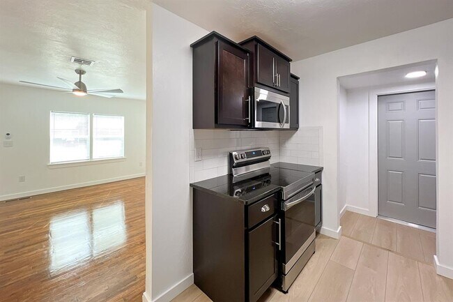 Building Photo - 909 SW 48th St