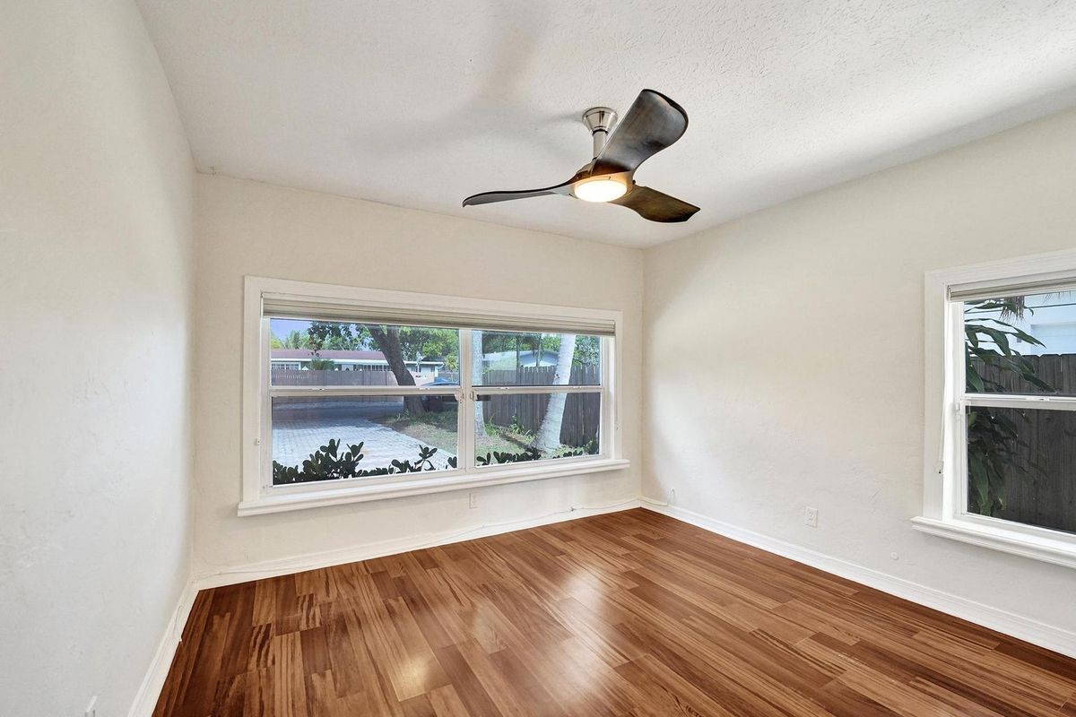 Building Photo - 300 SW 19th Ave