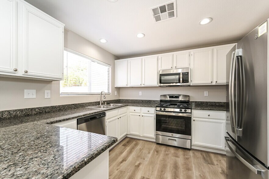 Building Photo - 6244 W Haleh Ave