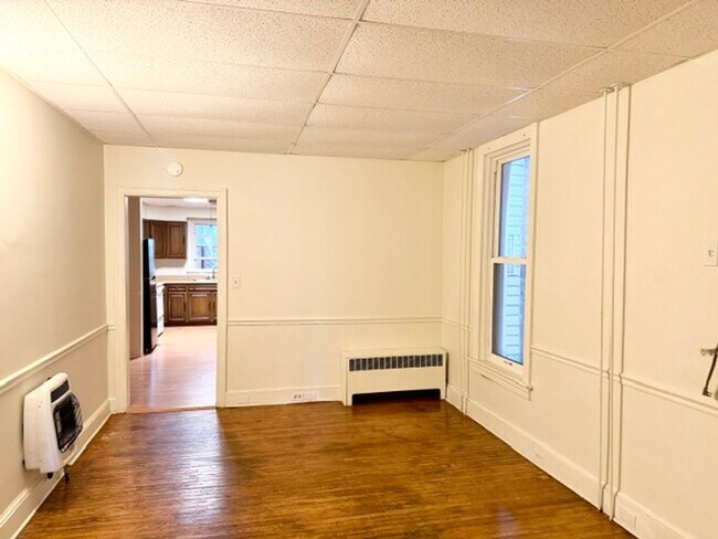 Building Photo - Convenient 1 Bedroom / 1 Bath First Floor Apartment