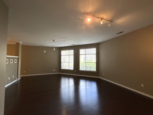 Building Photo - Live on the edge of Dilworth in Charlotte'...