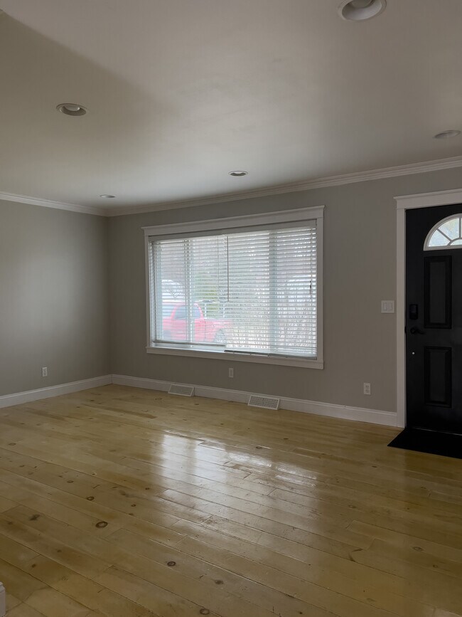 Building Photo - 10571 Center Rd