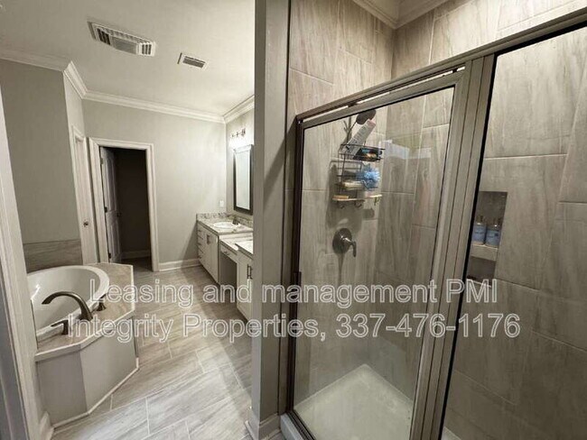 Building Photo - 200 Tennyson Dr