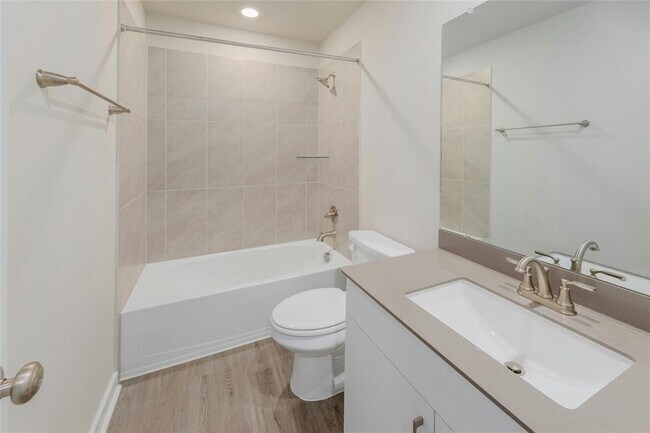 Building Photo - 512 Clearlake Dr