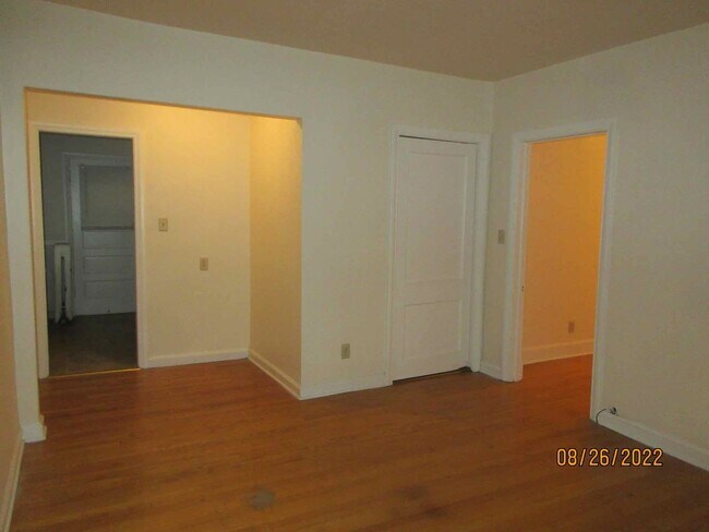 Building Photo - Available September 2026 Large Remodeled 1 Bedroom Apartment with Free Heat!