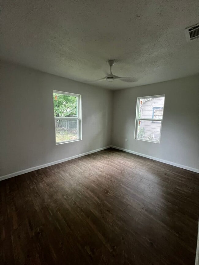 Building Photo - Spacious 3BD/2BA Home - Available in June!