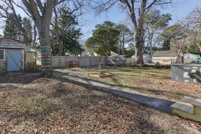 Building Photo - 407 Russell St