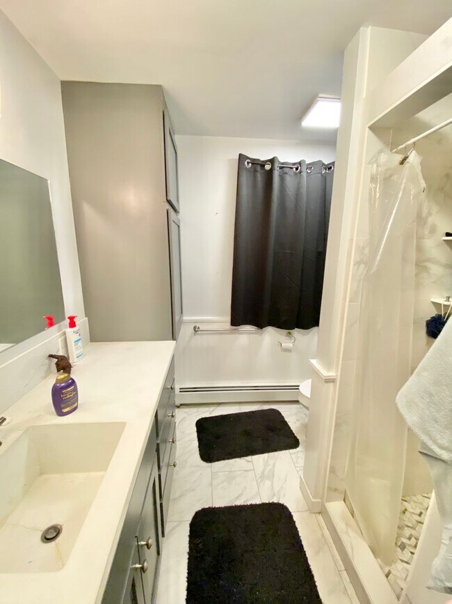 Building Photo - 203 Maple St