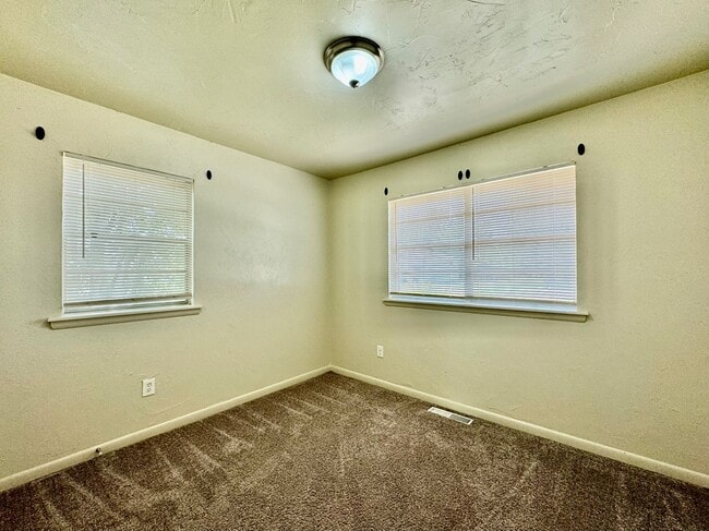 Building Photo - 528 N Baumann Ave