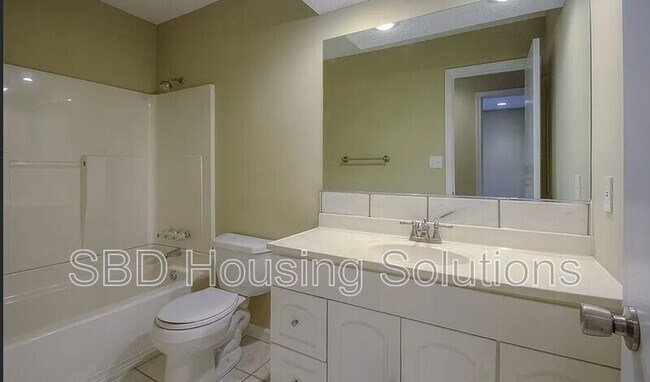 Building Photo - 512 NE Weathervane St