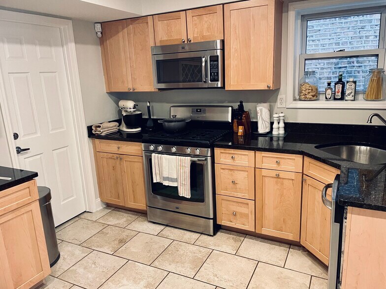 Building Photo - 5811 N Winthrop Ave