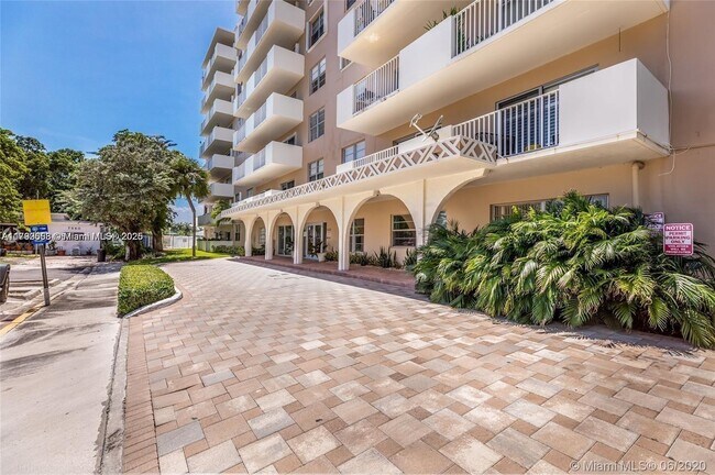 Building Photo - 1455 N Treasure Dr