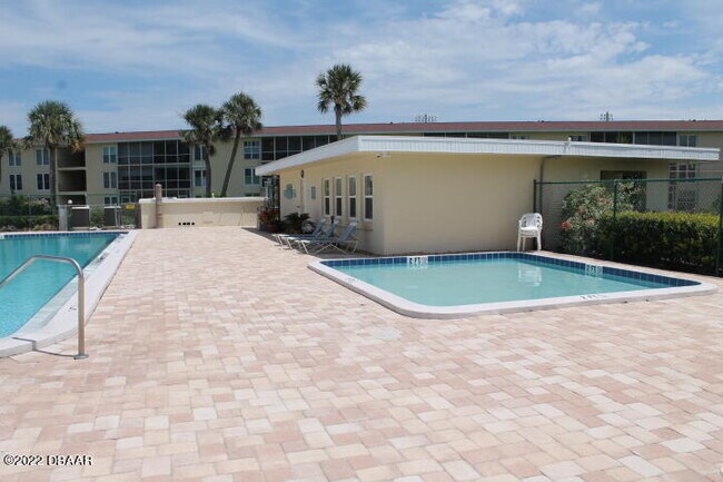 Building Photo - 719 S Beach St