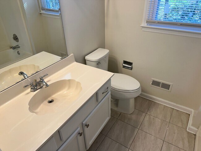 Building Photo - Beautiful Three Bedroom Home in the Wellington Subdivision!