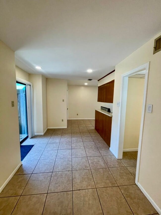 Building Photo - Spacious 2-Bedroom Townhome-Style Condo Near Baylor University | Elmwood Condos Waco
