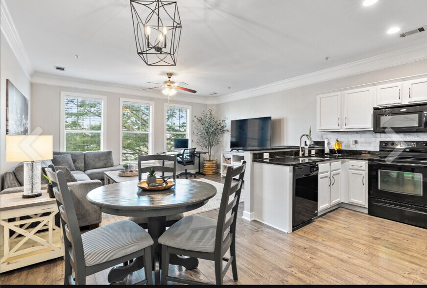 Building Photo - 2310 Elliott Ave