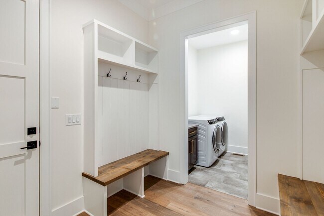 Building Photo - Like New 4 Bedroom Luxury Home in Franklin TN