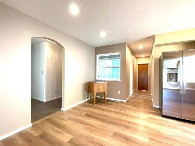 Building Photo - 3/2 plus a large bonus room-Home on golf c...