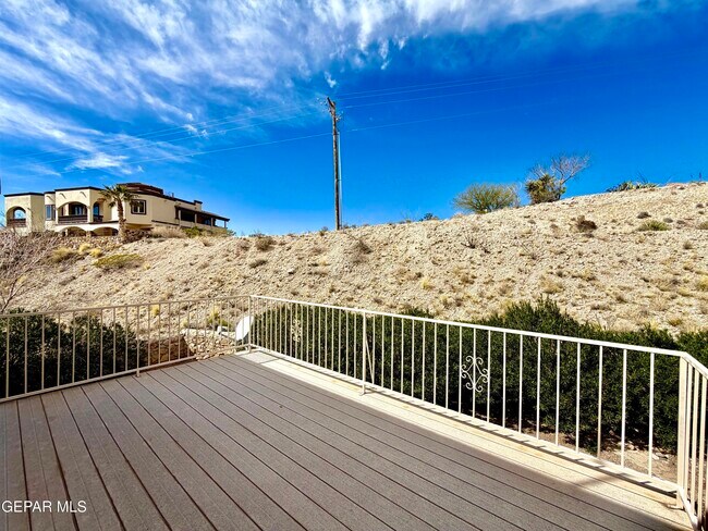 Building Photo - 1013 Via De La Paz Dr