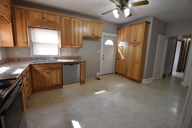 Building Photo - 3 Bedroom Home in the Country