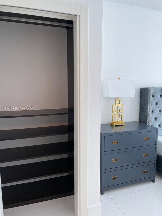 Building Photo - 200 Biscayne Blvd Way