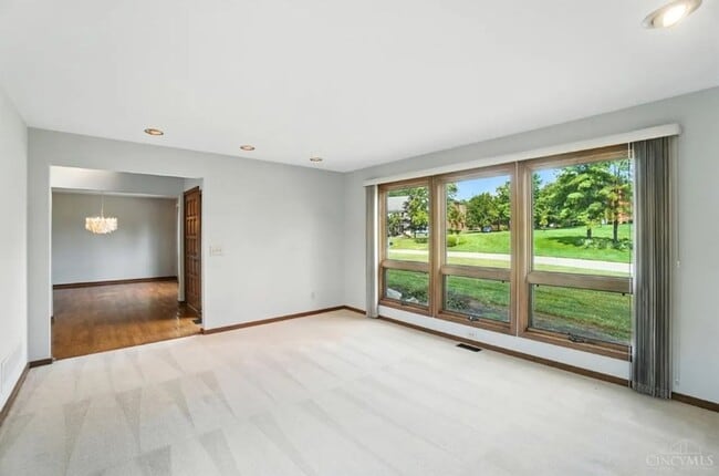 Building Photo - Luxury, Privacy, and Convenience All in One!