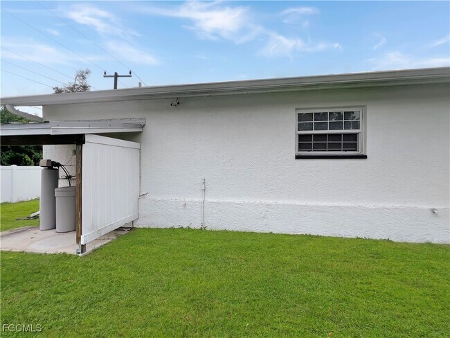 Building Photo - 11594 1st Ave