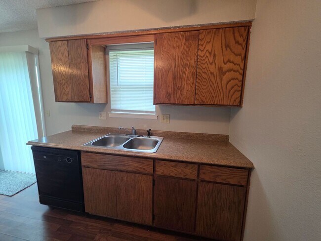 Building Photo - Spacious 2 Bedroom Quadplex with Garage