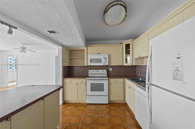 Building Photo - 1410 S Ocean Dr