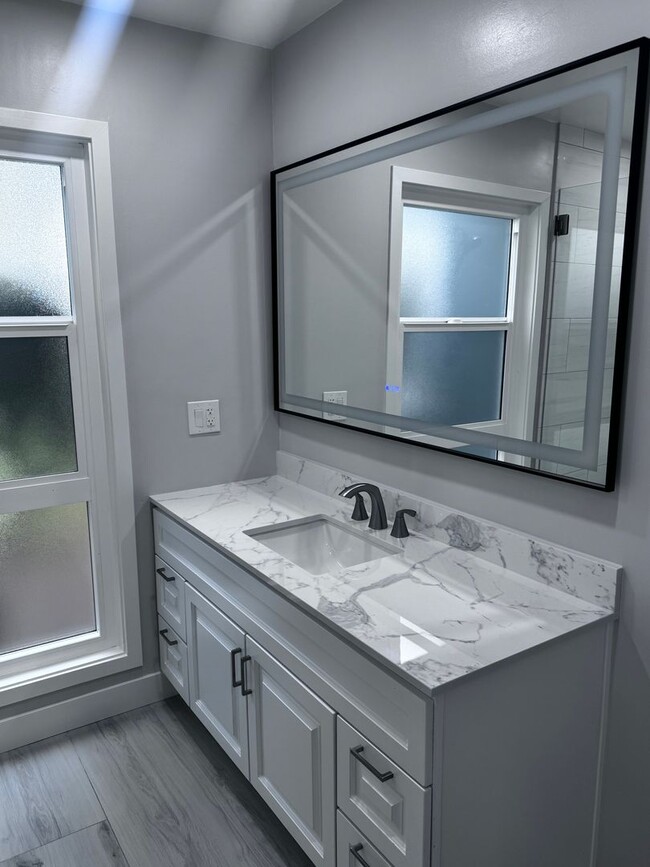 Building Photo - Spacious 3 Bed 2 Bath in Enderle Gardens: ...